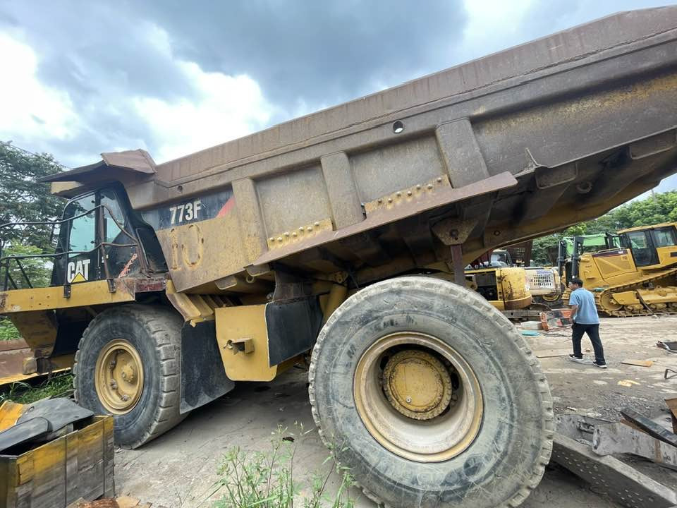Caterpillar Cat 773f - Bánya teherautó: 1 kép. Caterpillar Cat 773f - Bánya teherautó: 1 kép.
