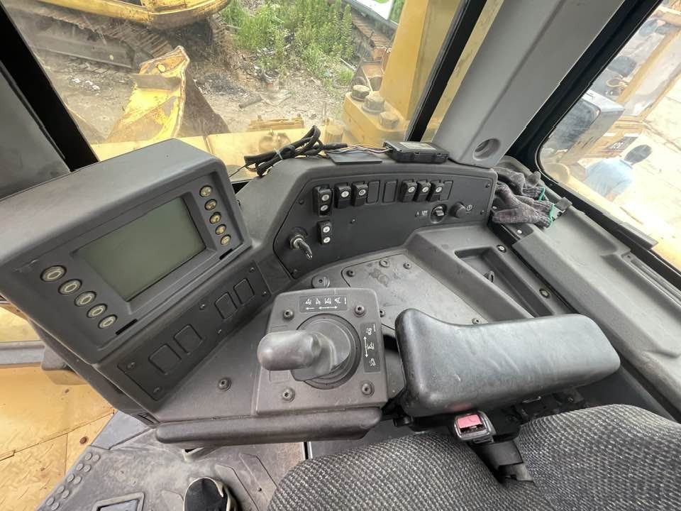 Caterpillar D8T - Buldózer: 5 kép. Caterpillar D8T - Buldózer: 5 kép.