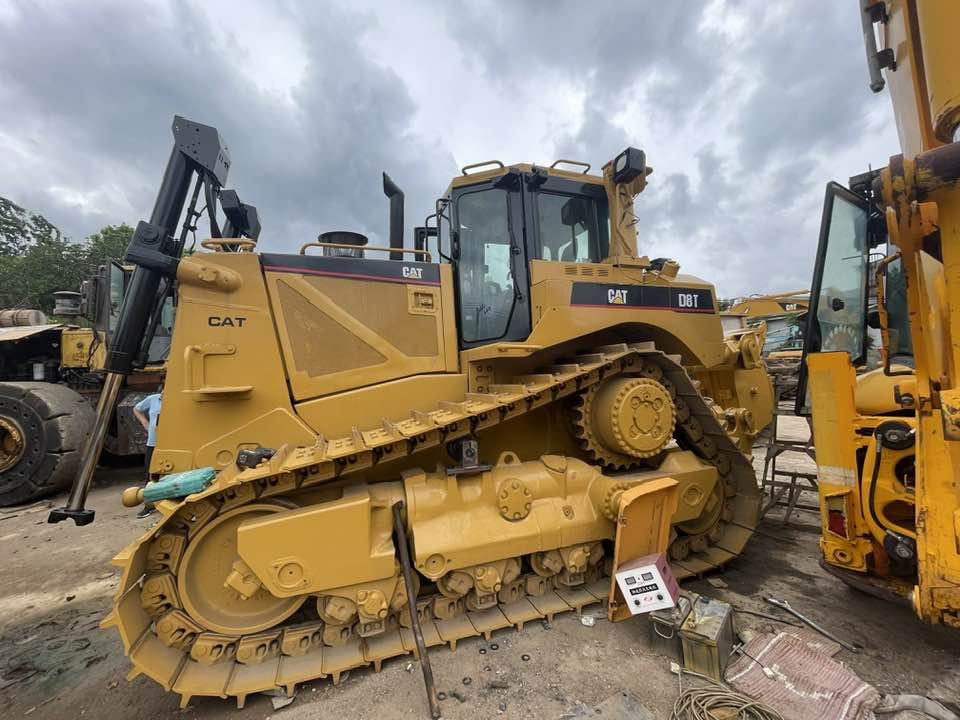 Caterpillar D8T - Buldózer: 1 kép. Caterpillar D8T - Buldózer: 1 kép.