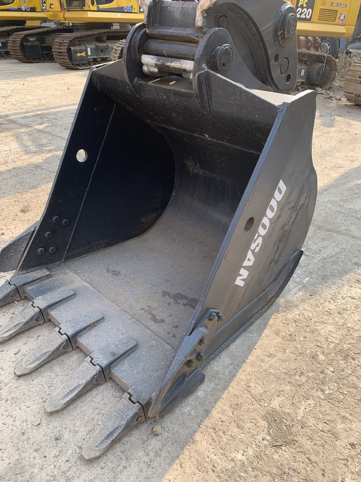 DOOSAN DX300LC-9C - Gumikerekes kotró: 3 kép. DOOSAN DX300LC-9C - Gumikerekes kotró: 3 kép.