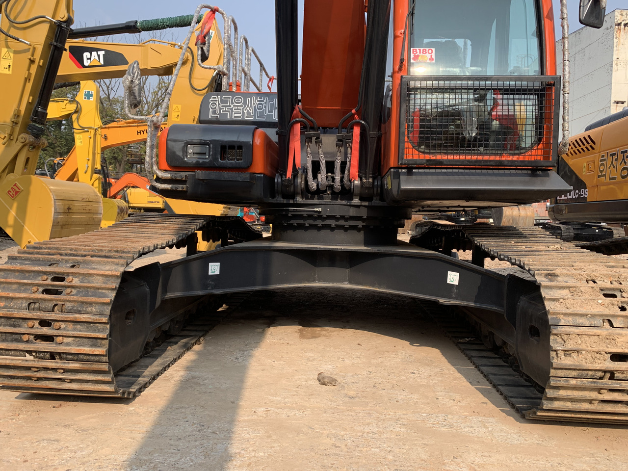 DOOSAN DX300LC-9C - Gumikerekes kotró: 4 kép. DOOSAN DX300LC-9C - Gumikerekes kotró: 4 kép.