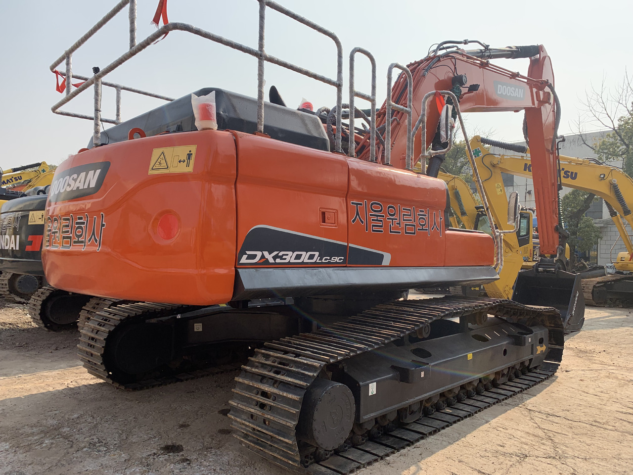 DOOSAN DX300LC-9C - Gumikerekes kotró: 2 kép. DOOSAN DX300LC-9C - Gumikerekes kotró: 2 kép.