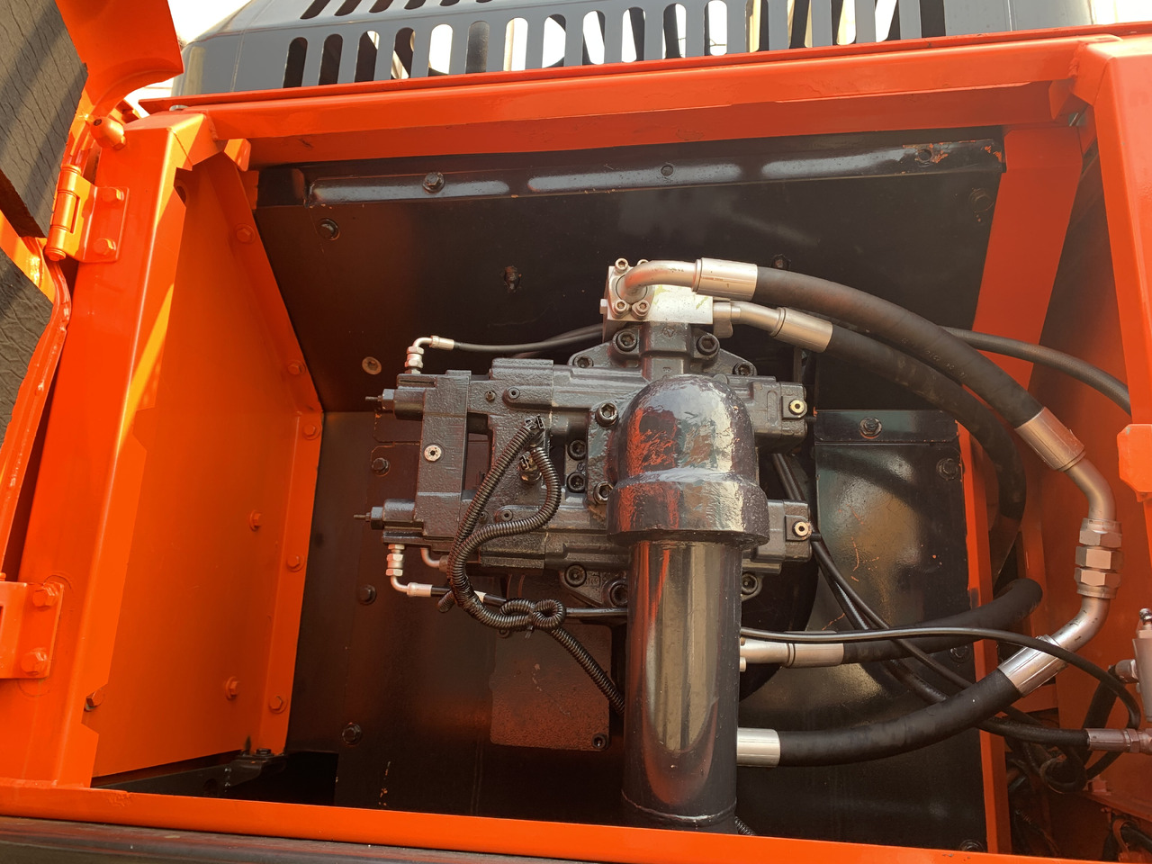 DOOSAN DX340LC - Gumikerekes kotró: 4 kép. DOOSAN DX340LC - Gumikerekes kotró: 4 kép.