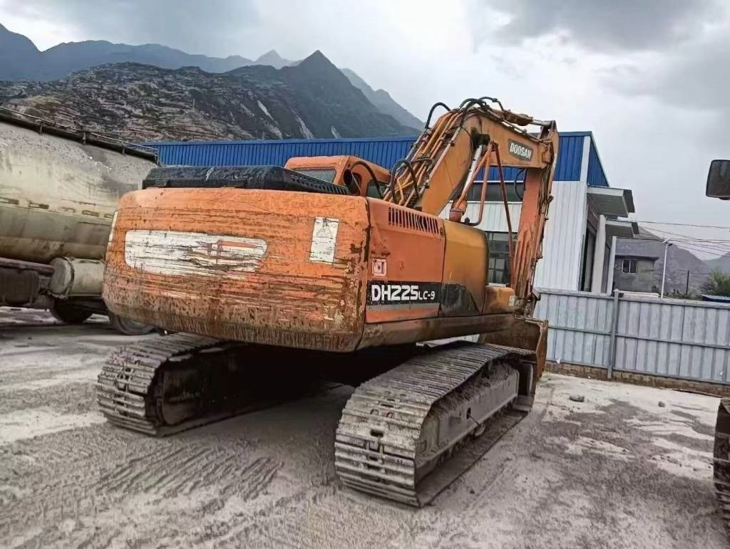Doosan DX 225 DH225LC-9 DX 225 DH225LC-9 - Lánctalpas kotró: 4 kép. Doosan DX 225 DH225LC-9 DX 225 DH225LC-9 - Lánctalpas kotró: 4 kép.