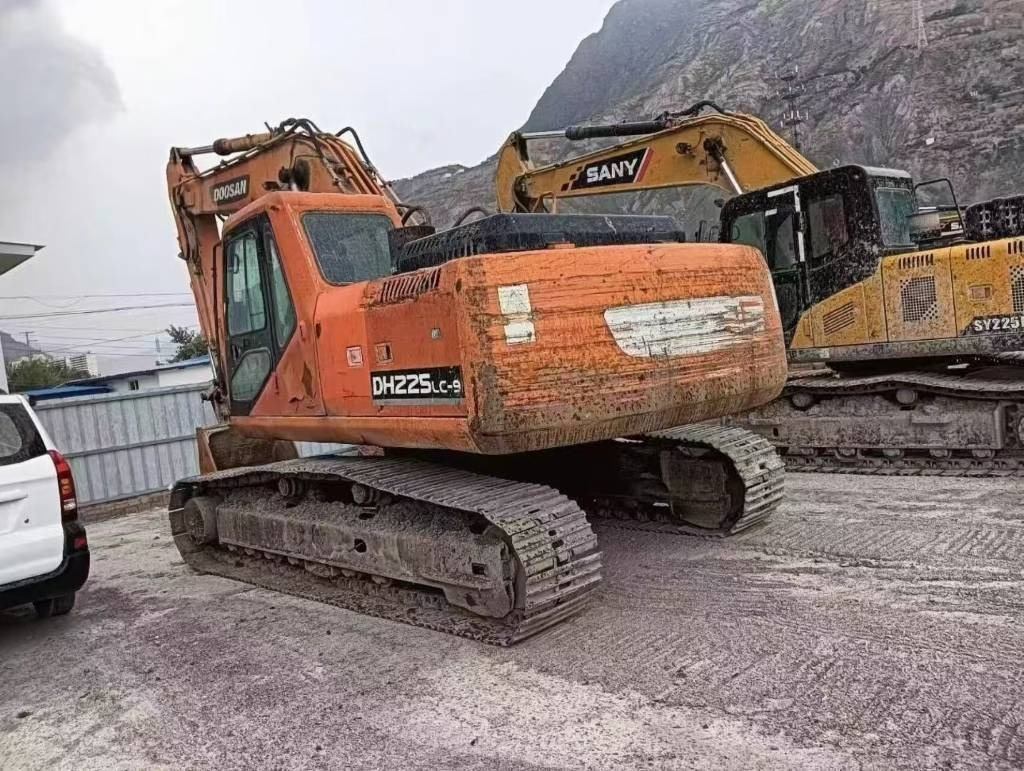 Doosan DX 225 DH225LC-9 - Lánctalpas kotró: 3 kép. Doosan DX 225 DH225LC-9 - Lánctalpas kotró: 3 kép.