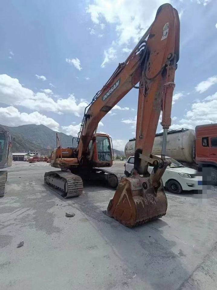 Doosan DX 225 DH225LC-9 - Lánctalpas kotró: 2 kép. Doosan DX 225 DH225LC-9 - Lánctalpas kotró: 2 kép.