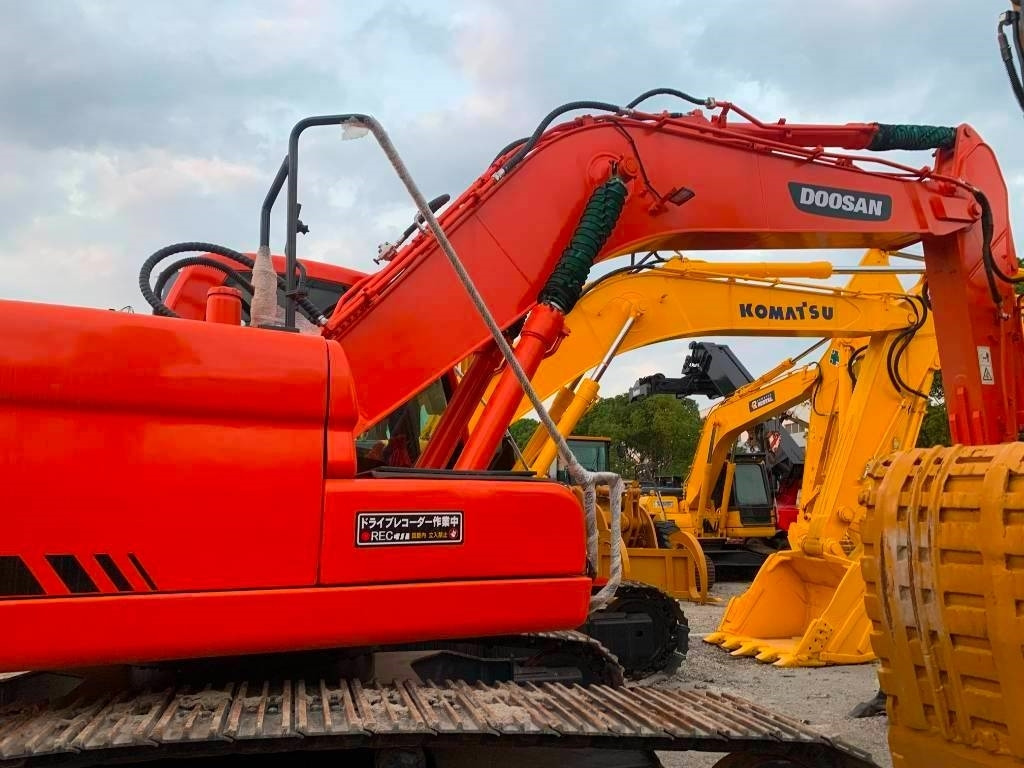 Doosan DX 225 LC - Lánctalpas kotró: 1 kép. Doosan DX 225 LC - Lánctalpas kotró: 1 kép.