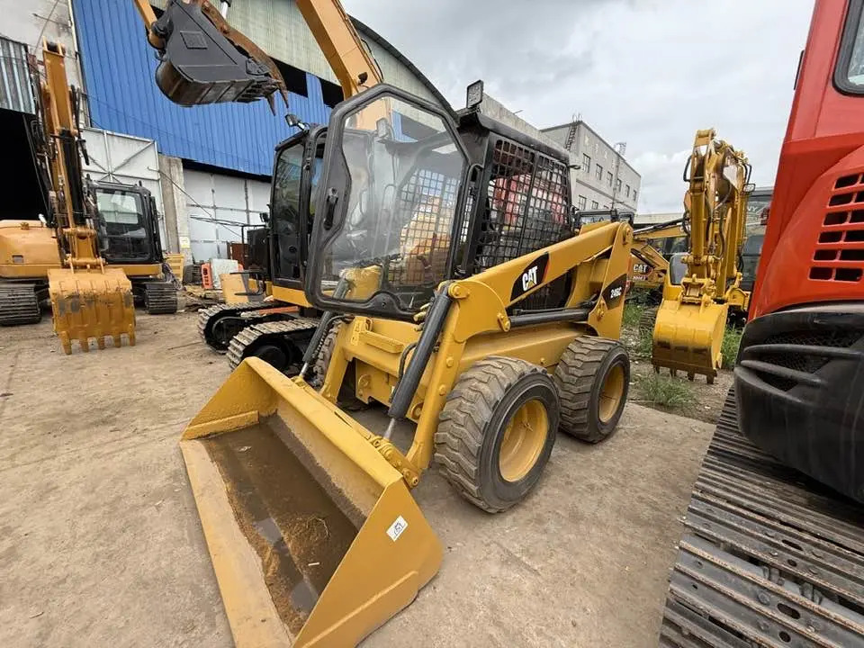 Építőipari gépek Caterpillar 246C: 1 kép.