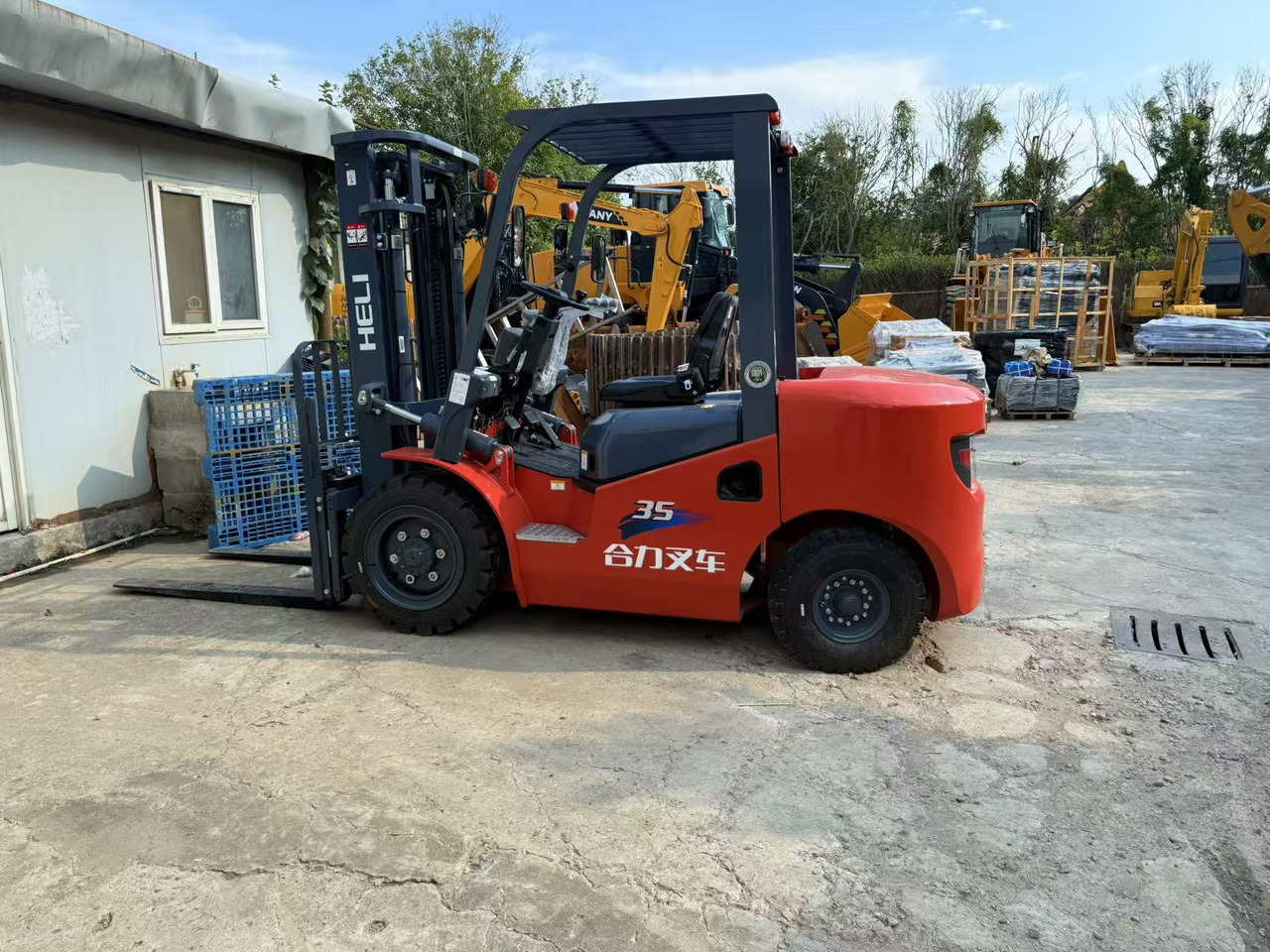 Heli CPC35 - Dízel targonca: 1 kép. Heli CPC35 - Dízel targonca: 1 kép.