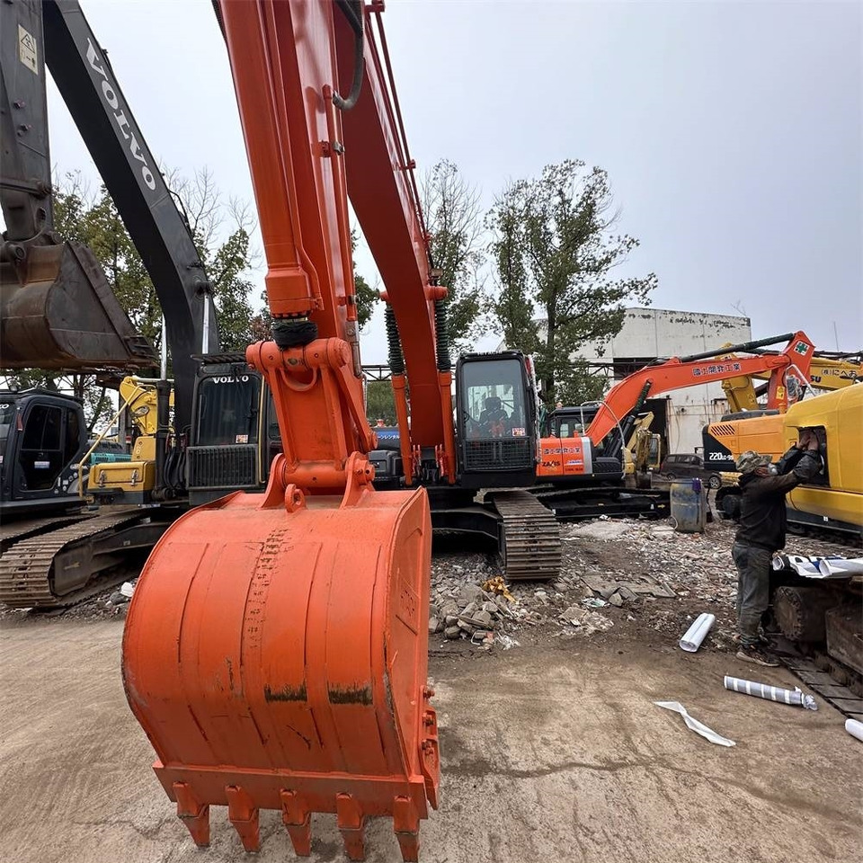 Hitachi ZX 200-3 G - Lánctalpas kotró: 4 kép. Hitachi ZX 200-3 G - Lánctalpas kotró: 4 kép.