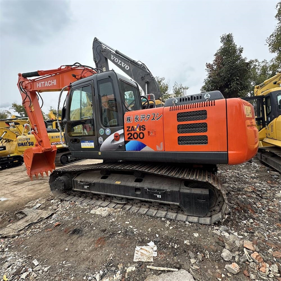 Hitachi ZX 200-3 G - Lánctalpas kotró: 2 kép. Hitachi ZX 200-3 G - Lánctalpas kotró: 2 kép.