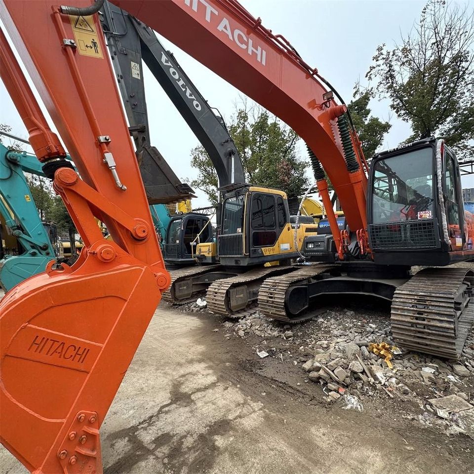 Hitachi ZX 200-3 G - Lánctalpas kotró: 1 kép. Hitachi ZX 200-3 G - Lánctalpas kotró: 1 kép.
