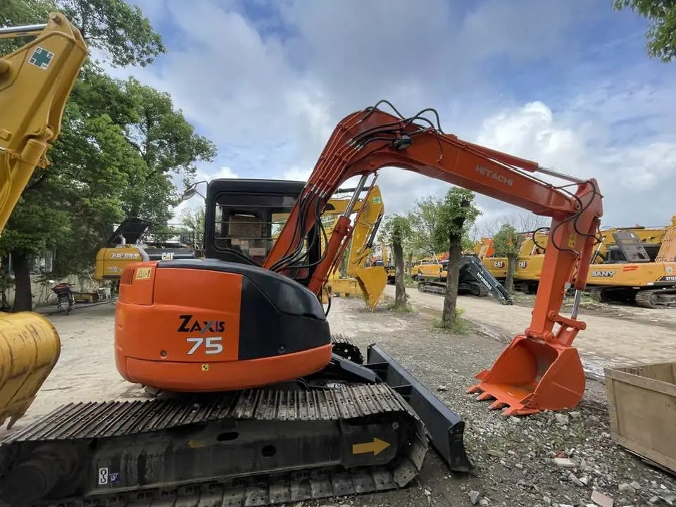 Hitachi ZX75US-7 - Minikotró: 1 kép. Hitachi ZX75US-7 - Minikotró: 1 kép.
