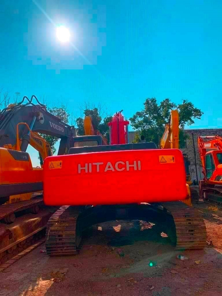 Hitachi Zaxis 240 - Lánctalpas kotró: 2 kép. Hitachi Zaxis 240 - Lánctalpas kotró: 2 kép.