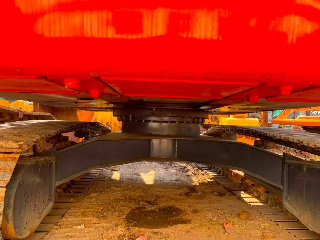 Hitachi Zaxis 240 - Lánctalpas kotró: 5 kép. Hitachi Zaxis 240 - Lánctalpas kotró: 5 kép.
