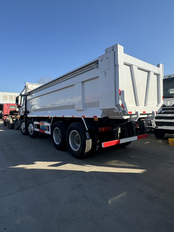 Howo 8x4 - Dömper: 4 kép. Howo 8x4 - Dömper: 4 kép.