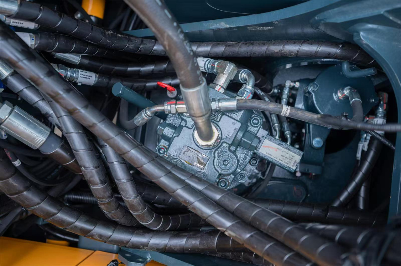 Hyundai HX80 - Minikotró: 5 kép. Hyundai HX80 - Minikotró: 5 kép.