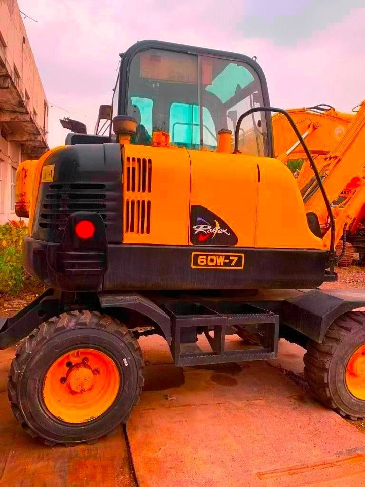 Hyundai Robex 60 W-7 - Gumikerekes kotró: 3 kép. Hyundai Robex 60 W-7 - Gumikerekes kotró: 3 kép.