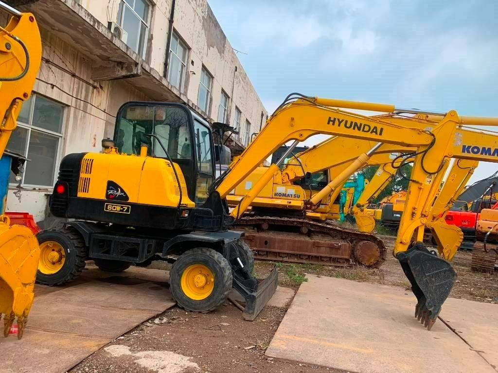 Hyundai Robex 60 W-7 - Gumikerekes kotró: 1 kép. Hyundai Robex 60 W-7 - Gumikerekes kotró: 1 kép.