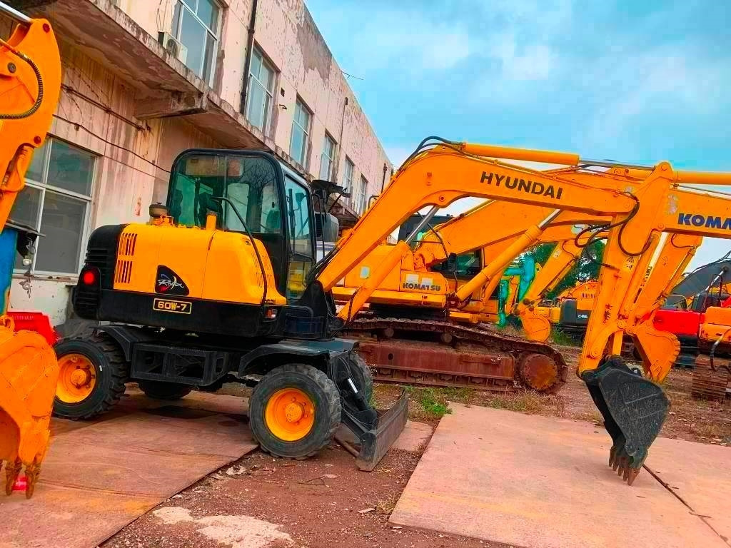 Hyundai Robex 60 W-7 - Gumikerekes kotró: 1 kép. Hyundai Robex 60 W-7 - Gumikerekes kotró: 1 kép.