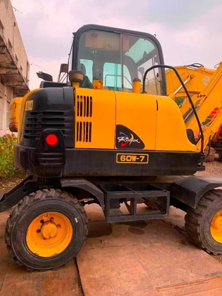 Hyundai Robex 60 W-7 - Gumikerekes kotró: 3 kép. Hyundai Robex 60 W-7 - Gumikerekes kotró: 3 kép.