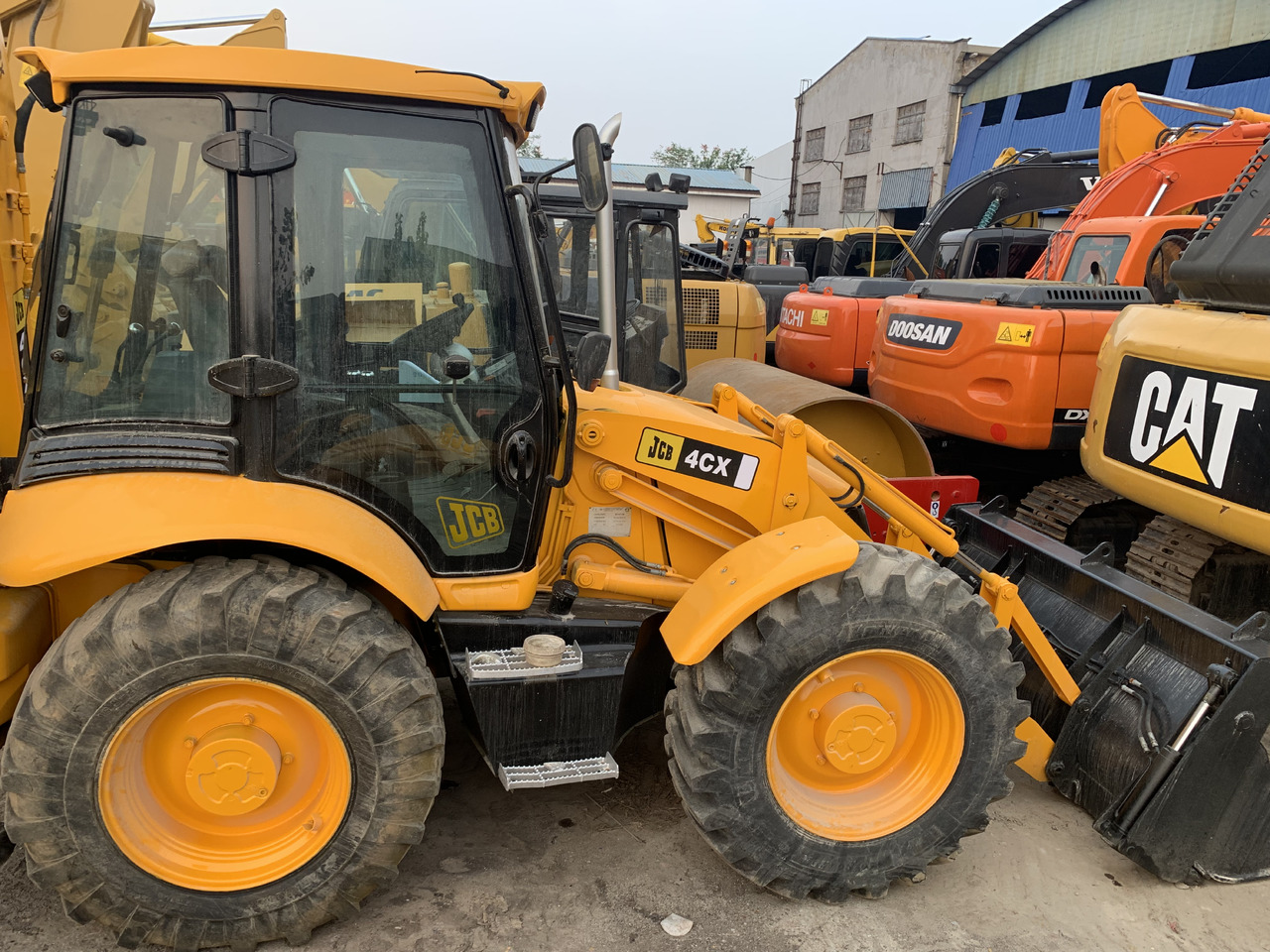 JCB 4CX - Gumikerekes homlokrakodó: 1 kép. JCB 4CX - Gumikerekes homlokrakodó: 1 kép.