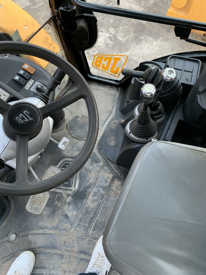 Gumikerekes homlokrakodó JCB 4CX: 6 kép.