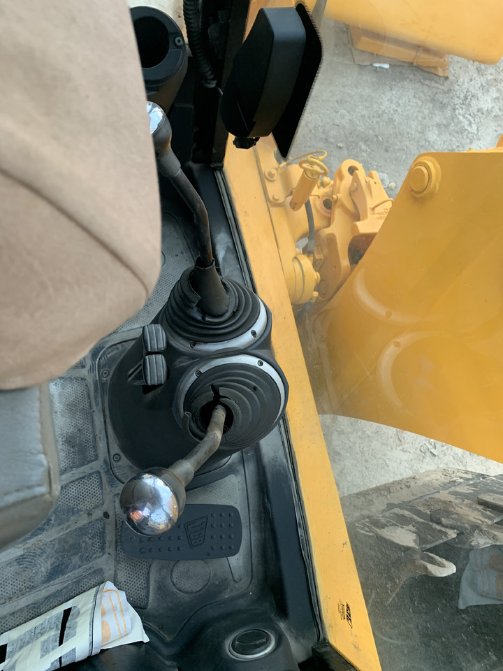 Gumikerekes homlokrakodó JCB 4CX: 7 kép.