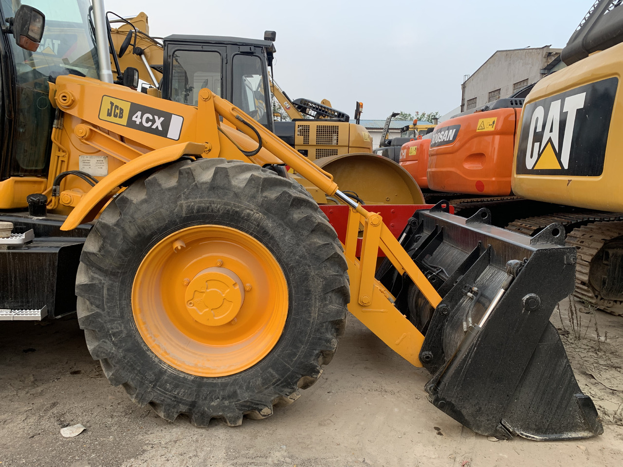 Gumikerekes homlokrakodó JCB 4CX: 10 kép.
