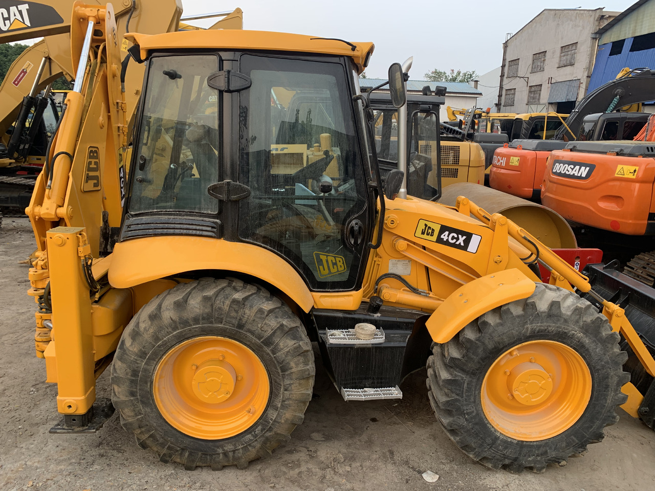 JCB 4CX - Gumikerekes homlokrakodó: 5 kép. JCB 4CX - Gumikerekes homlokrakodó: 5 kép.