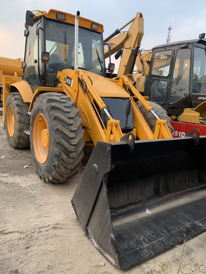 JCB 4CX - Gumikerekes homlokrakodó: 2 kép. JCB 4CX - Gumikerekes homlokrakodó: 2 kép.