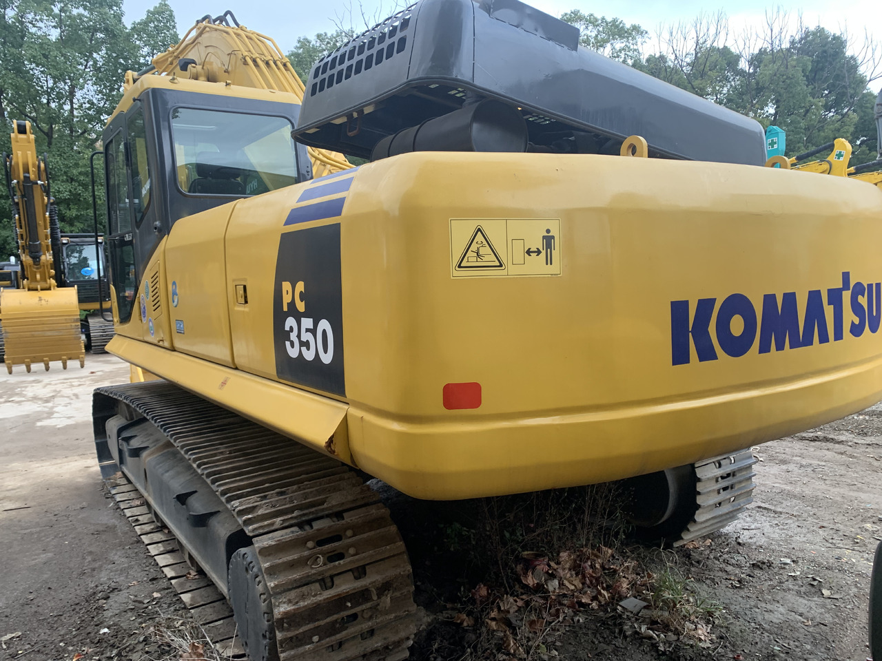 KOMATSU PC350-7 - Lánctalpas kotró: 2 kép. KOMATSU PC350-7 - Lánctalpas kotró: 2 kép.