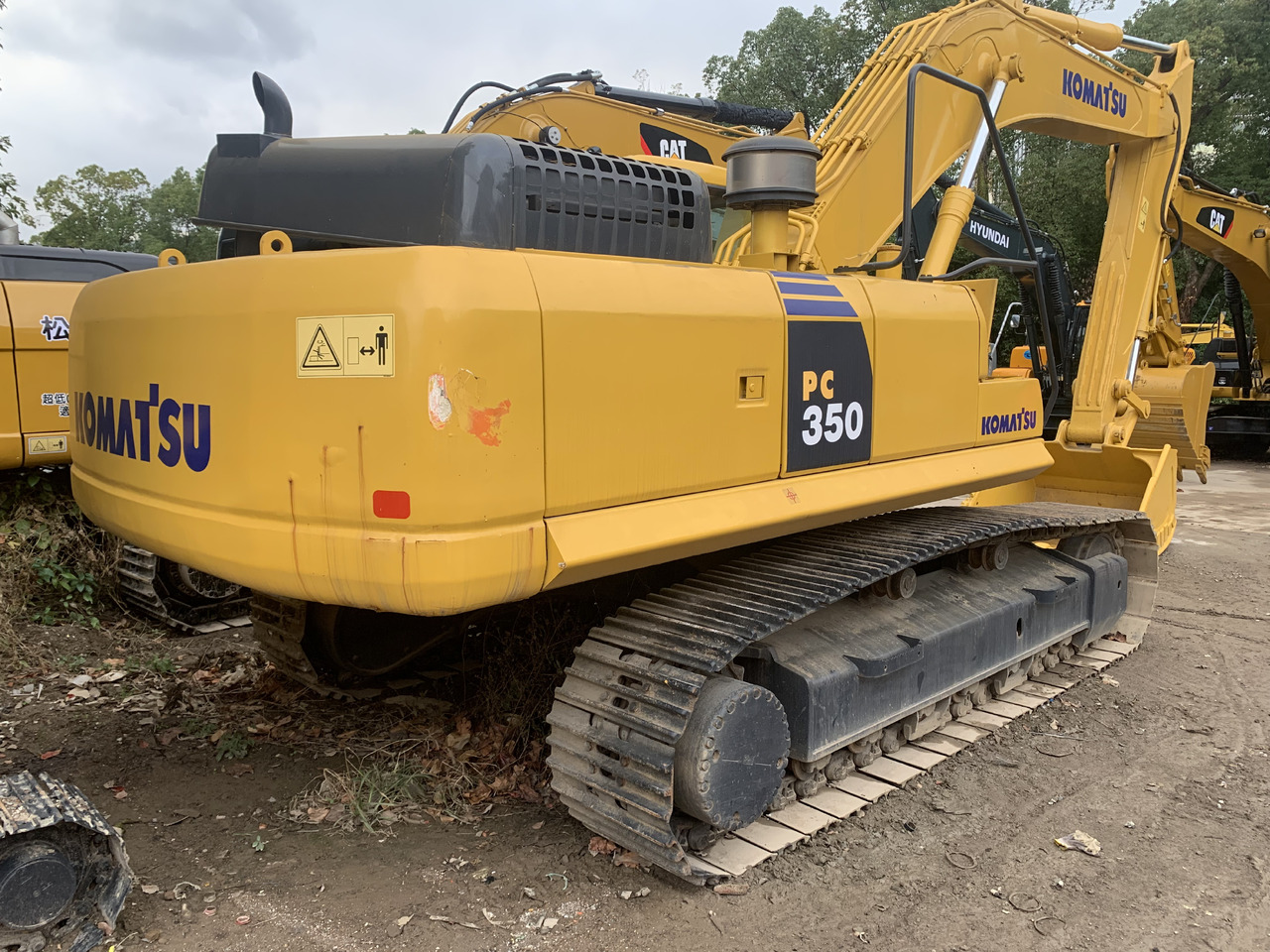 KOMATSU PC350-7 - Lánctalpas kotró: 3 kép. KOMATSU PC350-7 - Lánctalpas kotró: 3 kép.