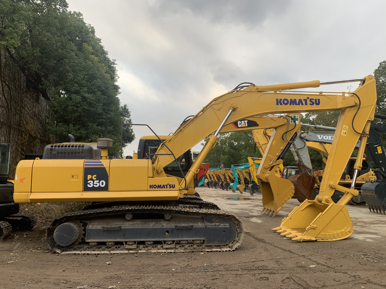 KOMATSU PC350-7 - Lánctalpas kotró: 1 kép. KOMATSU PC350-7 - Lánctalpas kotró: 1 kép.