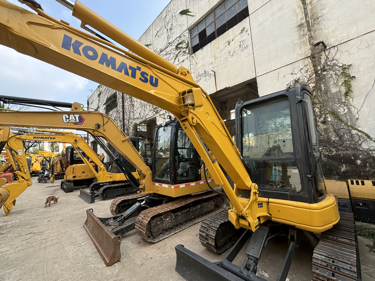 KOMATSU PC35MR - Minikotró: 3 kép. KOMATSU PC35MR - Minikotró: 3 kép.