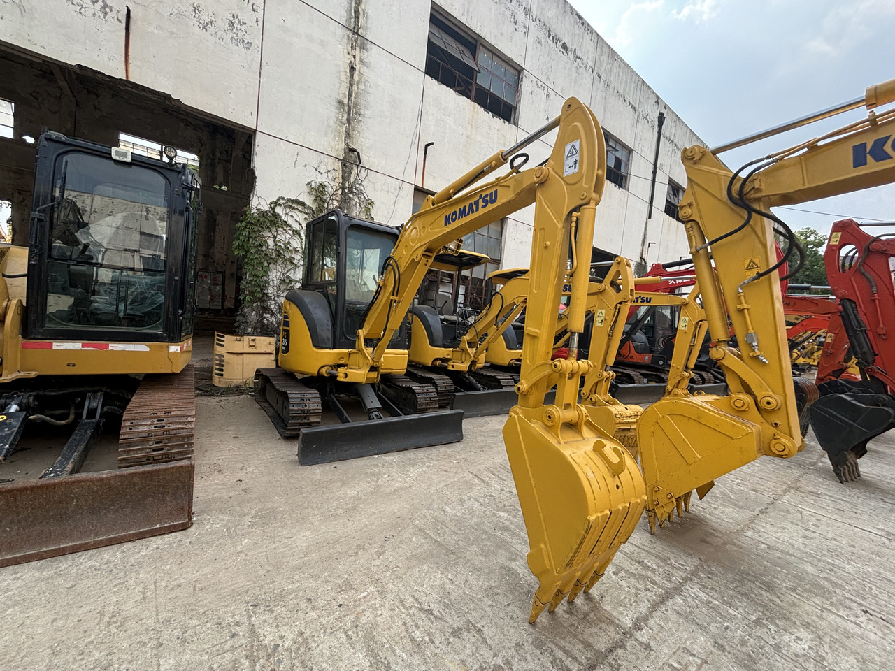 KOMATSU PC35MR - Minikotró: 1 kép. KOMATSU PC35MR - Minikotró: 1 kép.