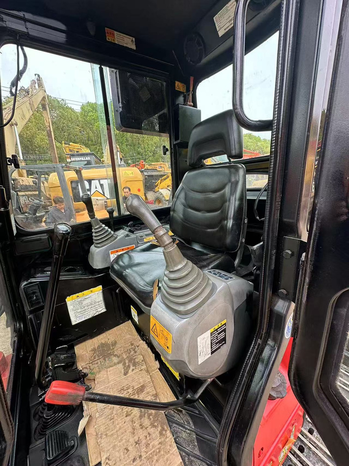 KUBOTA U35 - Minikotró: 4 kép. KUBOTA U35 - Minikotró: 4 kép.