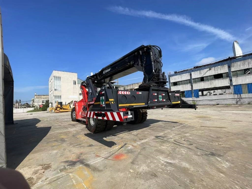 Kalmar DRF 450-650S5 - Terepjáró autódaru: 3 kép. Kalmar DRF 450-650S5 - Terepjáró autódaru: 3 kép.