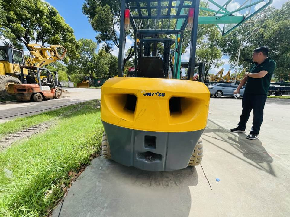 Komatsu 30 series - Gázüzemű targonca: 3 kép. Komatsu 30 series - Gázüzemű targonca: 3 kép.