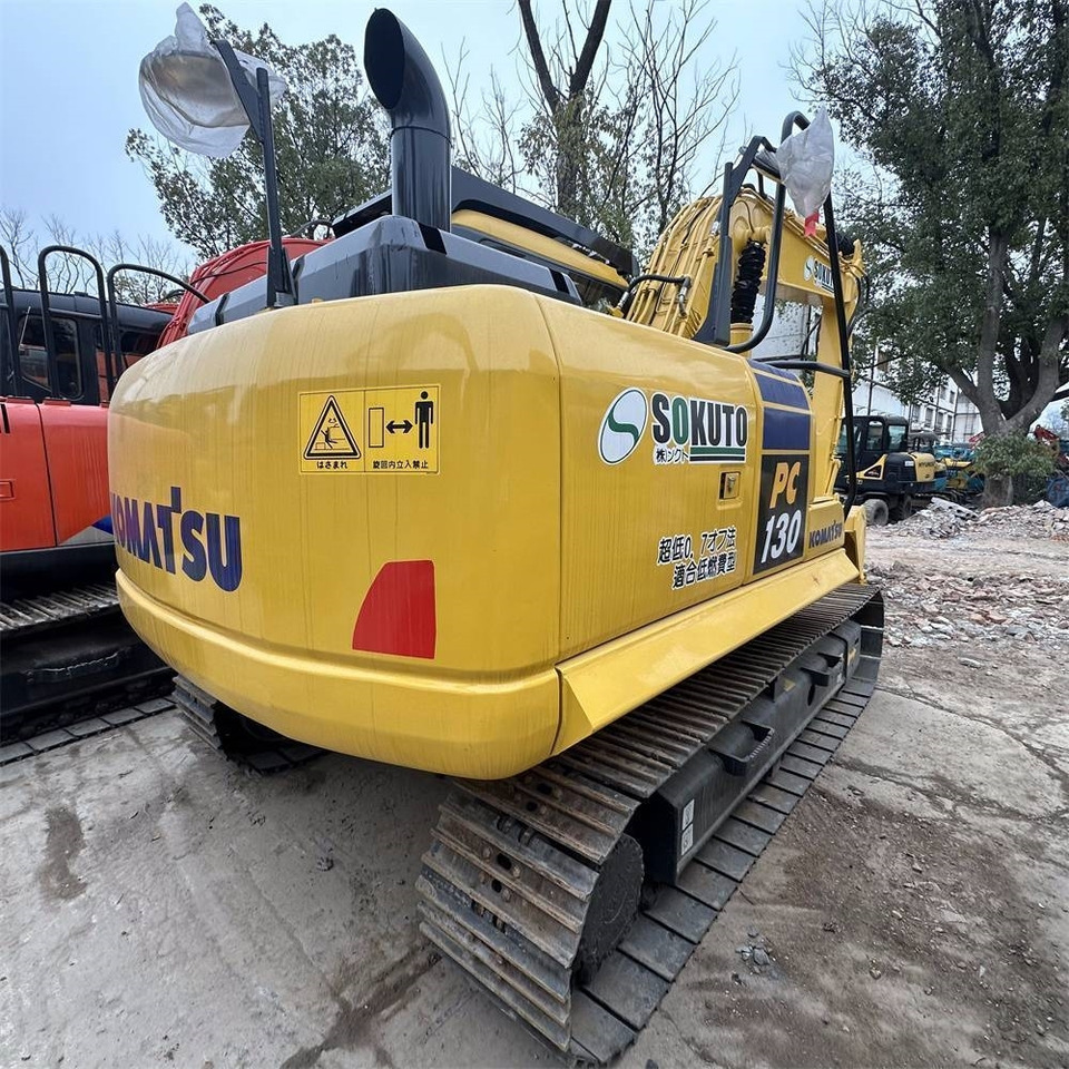 Komatsu PC 130-7 - Lánctalpas kotró: 4 kép. Komatsu PC 130-7 - Lánctalpas kotró: 4 kép.