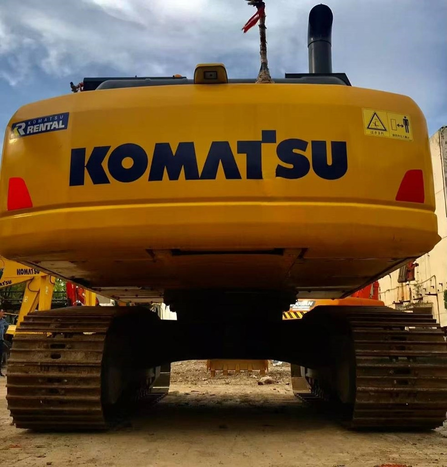Komatsu PC 200-8 - Lánctalpas kotró: 1 kép. Komatsu PC 200-8 - Lánctalpas kotró: 1 kép.