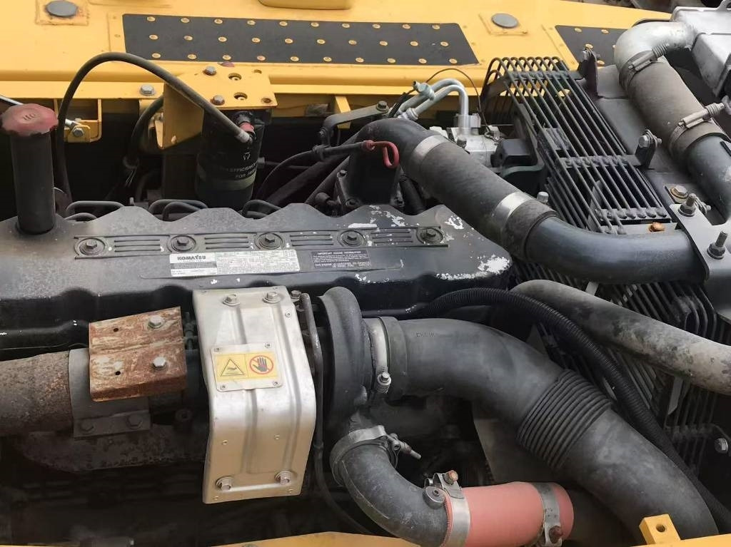Komatsu PC 200-8 - Lánctalpas kotró: 5 kép. Komatsu PC 200-8 - Lánctalpas kotró: 5 kép.