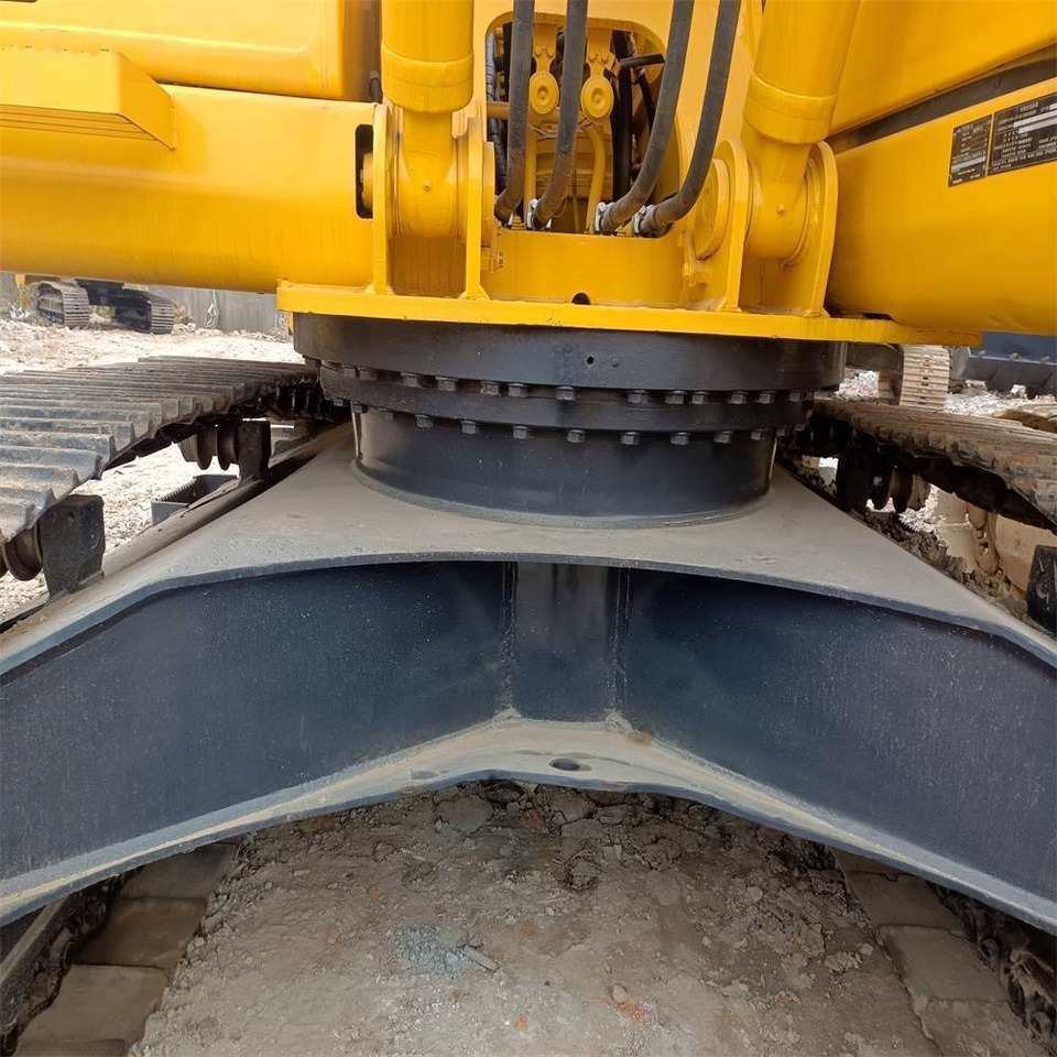Komatsu PC 200 - Lánctalpas kotró: 5 kép. Komatsu PC 200 - Lánctalpas kotró: 5 kép.