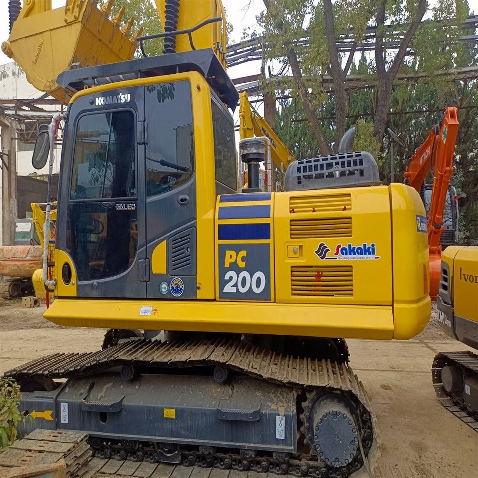 Komatsu PC 200 - Lánctalpas kotró: 5 kép. Komatsu PC 200 - Lánctalpas kotró: 5 kép.