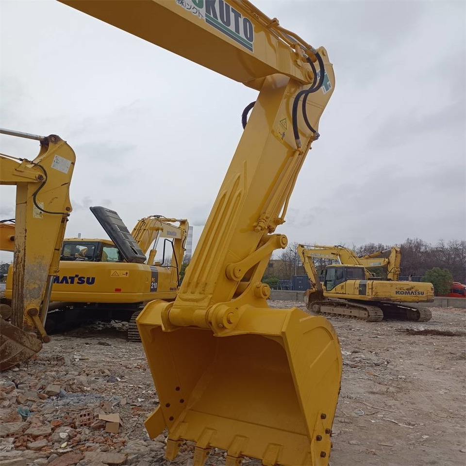 Komatsu PC 200 - Lánctalpas kotró: 2 kép. Komatsu PC 200 - Lánctalpas kotró: 2 kép.
