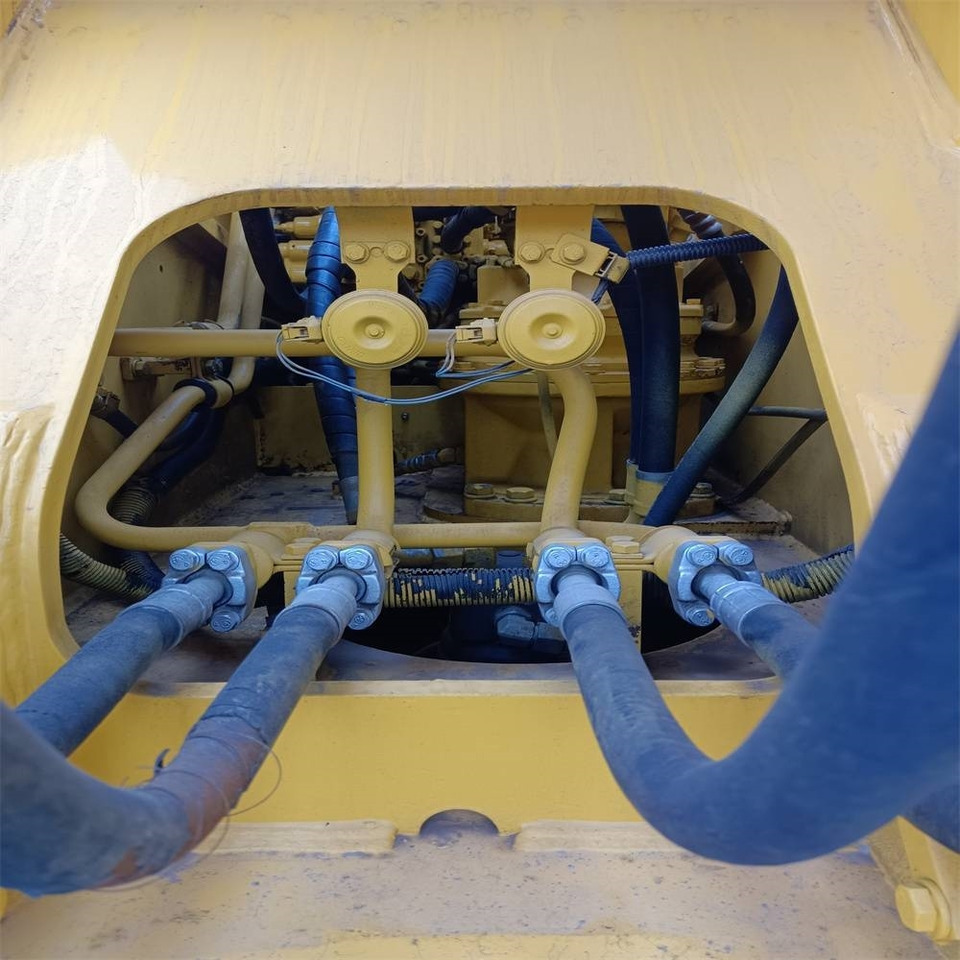 Komatsu PC 200 - Lánctalpas kotró: 3 kép. Komatsu PC 200 - Lánctalpas kotró: 3 kép.