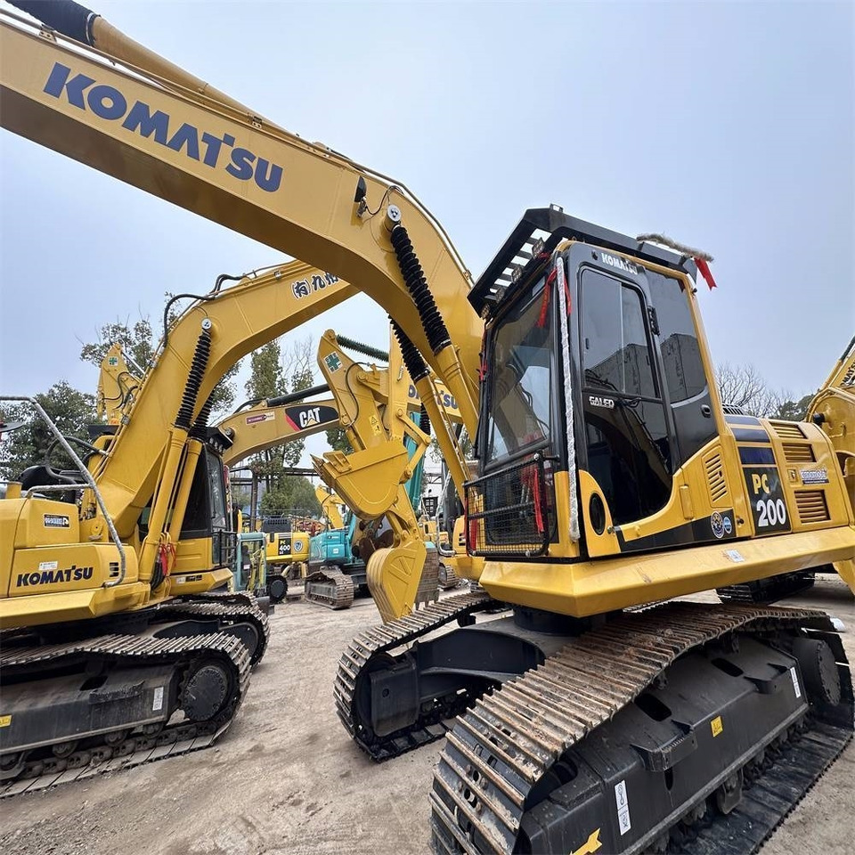 Komatsu PC 200 - Lánctalpas kotró: 3 kép. Komatsu PC 200 - Lánctalpas kotró: 3 kép.