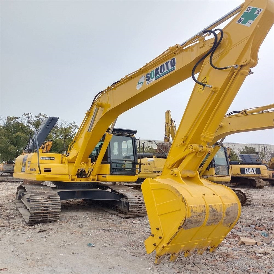 Komatsu PC 200 - Lánctalpas kotró: 2 kép. Komatsu PC 200 - Lánctalpas kotró: 2 kép.