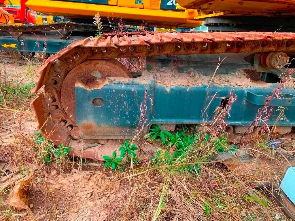 Komatsu PC 240 - Lánctalpas kotró: 5 kép. Komatsu PC 240 - Lánctalpas kotró: 5 kép.