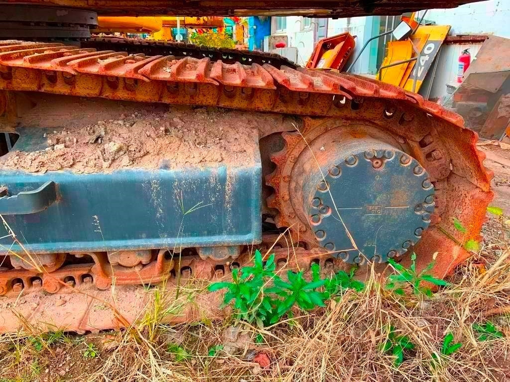 Komatsu PC 240 - Lánctalpas kotró: 4 kép. Komatsu PC 240 - Lánctalpas kotró: 4 kép.
